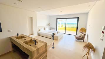 4 bedrooms, iron/ironing board, bed sheets