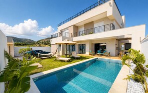 A modern two-story house with a swimming pool, outdoor seating, and a car parked nearby. - villa Alba: luxe et confort a Hammamet (Mrezga)