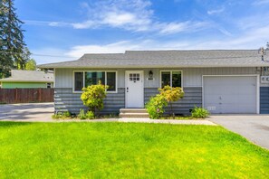 Exterior - Comfortable Townhouse in Ash Way Lynnwood (Lynnwood)