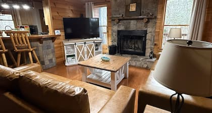 Happy Beara Cabin - Close to Helen, GA