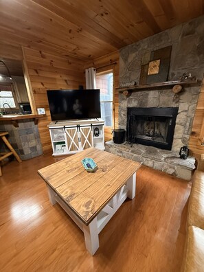Living area - Happy Beara Cabin - Close to Helen, GA (Cleveland)
