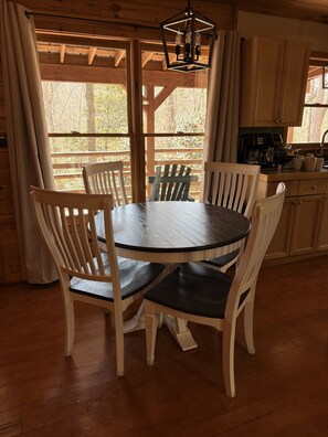 Dining - Happy Beara Cabin - Close to Helen, GA (Cleveland)