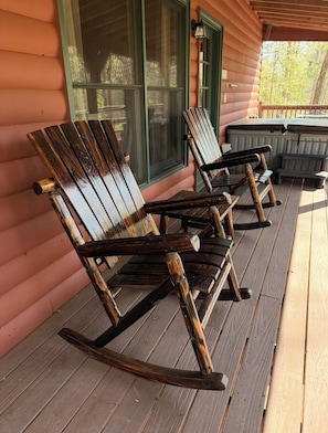 Terrace/patio - Happy Beara Cabin - Close to Helen, GA (Cleveland)