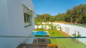 A modern house with a pool, a balcony, and a garden. - La Marina: secure seaside with pool (La Marsa)
