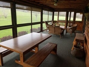 Outdoor dining - Luxurious 4-bedroom cabin that sleeps 13 in adorable Burlington Flats with AC (Burlington Flats)