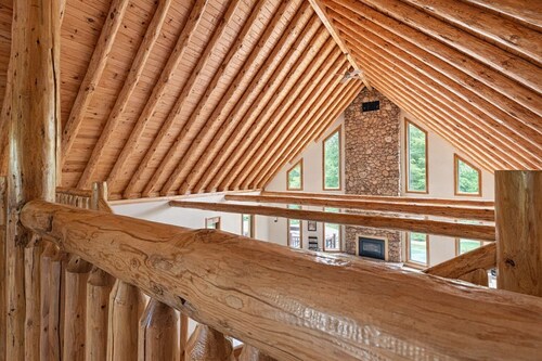 Luxurious 4-bedroom cabin that sleeps 13 close to Cooperstown NY with AC