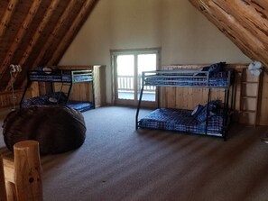 Room - Luxurious 4-bedroom cabin that sleeps 13 in adorable Burlington Flats with AC (Burlington Flats)