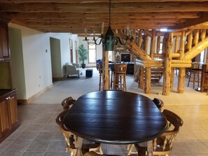 Dining - Luxurious 4-bedroom cabin that sleeps 13 in adorable Burlington Flats with AC (Burlington Flats)