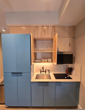 Fridge, microwave, coffee/tea maker, cookware/dishes/utensils - Go! 29 Margaritaville Studio (Kissimmee)