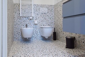Douche, sèche-cheveux, bidet, serviettes fournies