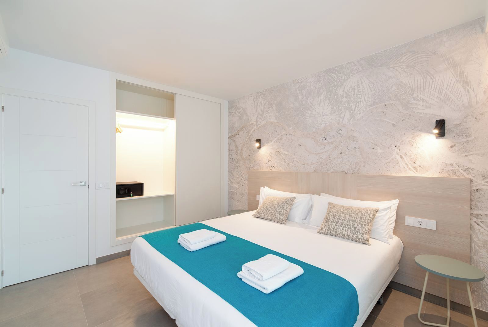 Caixa forta a l'habitació, cortines opaques i planxa i posts de planxar 