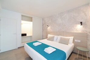 Caixa forta a l'habitació, cortines opaques i planxa i posts de planxar 