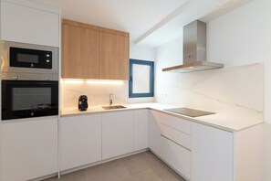 Full-size fridge, microwave, oven, stovetop