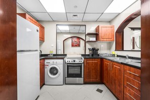 House - Free Housekeeping Visits During Your Stay - Stayshort - Cozy 1BR Retreat in JLT That Sleeps 4 (Dubai)