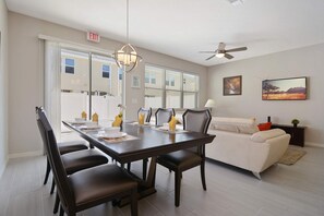 Dining - Family 4Bd Townhome near Disney w  Pool Access (Celebration)