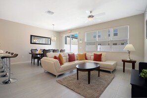 TV, DVD player, stereo, offices - Family 4Bd Townhome near Disney w  Pool Access (Celebration)