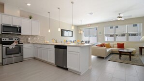 Coffee/tea maker, fridge, microwave, oven - Family 4Bd Townhome near Disney w  Pool Access (Celebration)