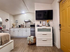 Microwave, stovetop - Cozy studio in tranquil Orlando with refreshing AC (Orlando)