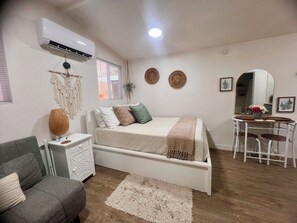 1 bedroom, iron/ironing board, WiFi, bed sheets - Cozy studio in tranquil Orlando with refreshing AC (Orlando)