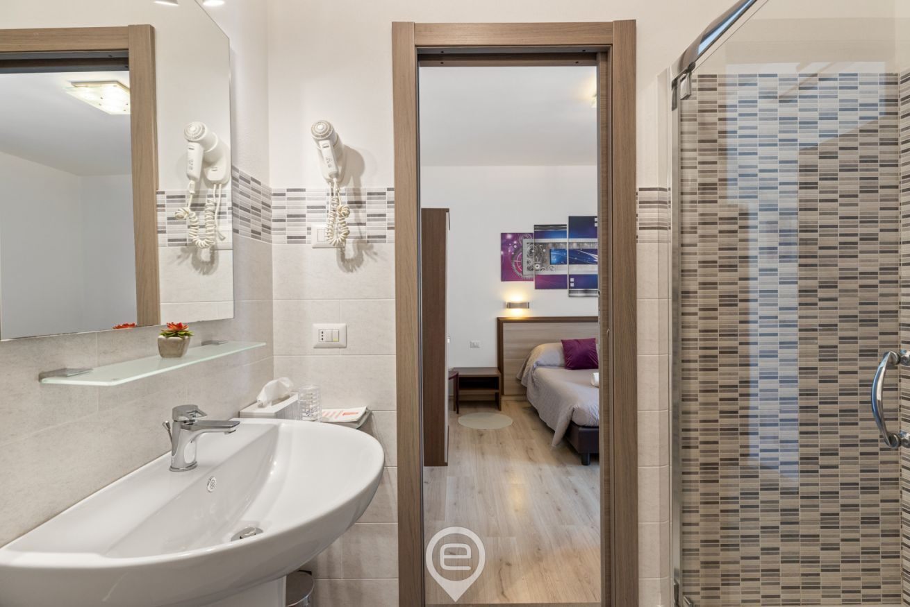 Doccia, bidet, asciugamani, shampoo