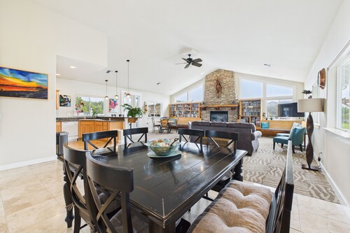 NEW! Pool, BBQ, Beach Access, Hot Tub, Gym (SDreaming)