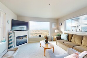 Smart TV, fireplace, DVD player - NEW! Hot Tub, Pool, BBQ, Beach Access, Gym (DDreaming) (Westport)