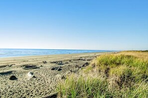 On the beach - NEW! Hot Tub, Pool, BBQ, Beach Access, Gym (DDreaming) (Westport)
