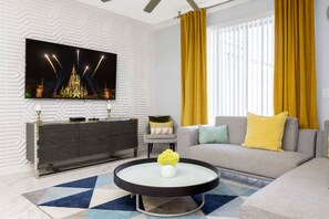 Tv, dvd-spelare, en stereo och kontor