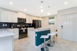 Fridge, microwave, oven, stovetop - Lake View Resort Condo w  Lazy River   Near Disney (Kissimmee)