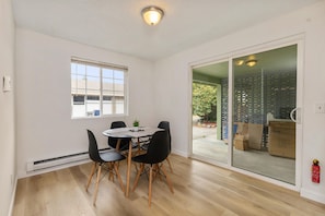 Dining - Relaxing Lynnwood Getaway w/ Parking (Lynnwood)
