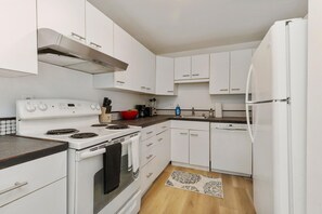 Fridge, microwave, oven, stovetop - Relaxing Lynnwood Getaway w/ Parking (Lynnwood)