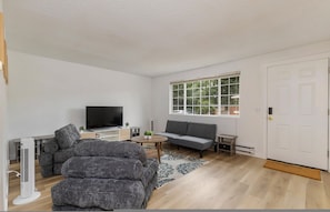 TV - Relaxing Lynnwood Getaway w/ Parking (Lynnwood)