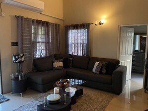 Living area - 3 King Beds Drax Hall~Pool~Gym~Gated~Full Air Con (Draxhall)