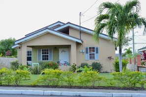 Exterior - 3 King Beds Drax Hall~Pool~Gym~Gated~Full Air Con (Draxhall)