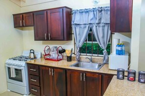Fridge, microwave, oven, stovetop - Drax Hall~ Pool~Gym~ Gated~Tennis ~KidsPlygrnd#304 (Greenwich Park)