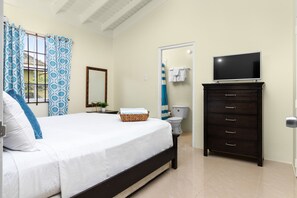 2 bedrooms, desk, iron/ironing board, travel cot - Drax Hall~ Pool~Gym~ Gated~Tennis ~KidsPlygrnd#304 (Greenwich Park)