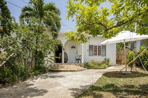 Exterior - Adorable 1BR Cottage Walk to the Beach Priory (Priory)