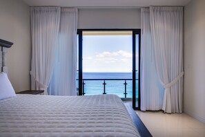 6 bedrooms, desk, iron/ironing board, free WiFi - Luxury Oceanfront Villa~ Fully Staffed~Pool~Jacuzzi~Movie Theatre (Tower Isle)