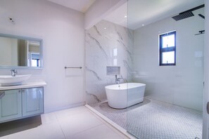 Shower, hair dryer, towels - Luxury Oceanfront Villa~ Fully Staffed~Pool~Jacuzzi~Movie Theatre (Tower Isle)