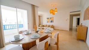 Dining - L'appartement de la Marina: Vue mer et port (Yasmine Hammamet)