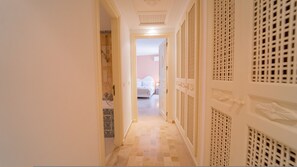 3 bedrooms, desk, iron/ironing board, bed sheets - L'appartement de la Marina: Vue mer et port (Yasmine Hammamet)