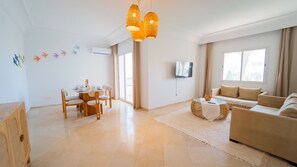 TV, offices - L'appartement de la Marina: Vue mer et port (Yasmine Hammamet)
