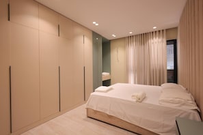 1 Schlafzimmer, Schreibtisch, Bügeleisen/Bügelbrett, Reisekinderbett