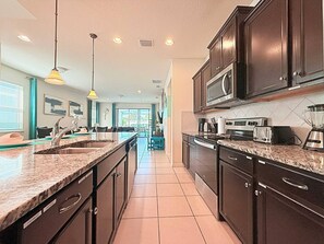 Fridge, microwave, oven, stovetop - Family Villa in Windsor • Lazy River • BBQ • Pool (Kissimmee)