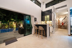 Lobby - Noi's Villa - tropical oasis with pool and maid (Tambon Kammala)