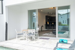 Outdoor dining - Modern 3Bd Screened Pool at Serenity Resort 17322 (Clermont)