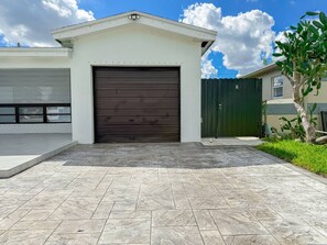 Property grounds - Luxury Suite • Studio with Kitchen & Spa Shower (Miramar)