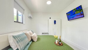 1 bedroom, iron/ironing board, WiFi (free), bed sheets - Luxury Suite • Studio with Kitchen & Spa Shower (Miramar)