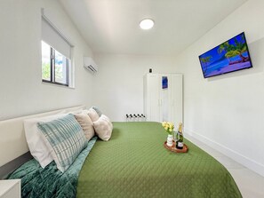 1 bedroom, iron/ironing board, free WiFi, bed sheets - Luxury Suite • Studio with Kitchen & Spa Shower (Miramar)