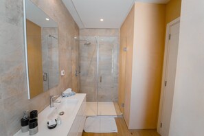 Shower, towels - Villa Jar – Élégance et authenticité (La Soukra)